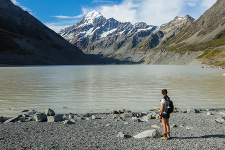 女人看着库克山的徒步旅行者