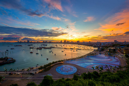 摩天大楼在黄昏时分在芭堤雅，泰国与建筑。芭堤雅市是著名海上运动和夜间生活娱乐活动