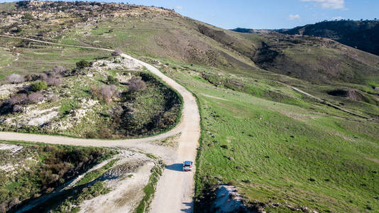 以色列山区公路乘坐汽车鸟瞰图