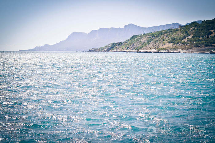 海和海岸线与山