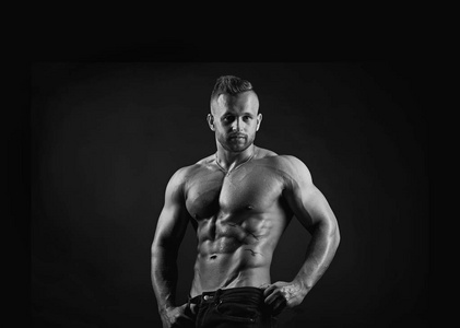 有吸引力运动型英俊肌肉年轻成年男性健身模型在黑色和白色的肖像