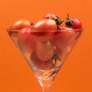 彩色背景下的樱桃西红柿