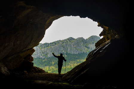 在一个山洞里自然发现图片