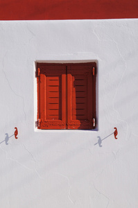 红色与白色的墙壁上米克诺斯岛，希腊的窗口