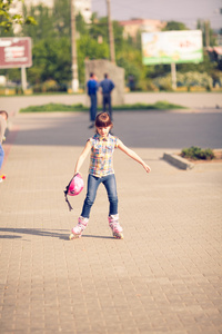 有吸引力的少女滚轴溜冰在公园里