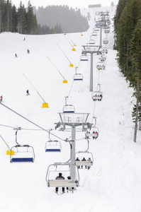 滑雪场的现代椅子滑雪缆车