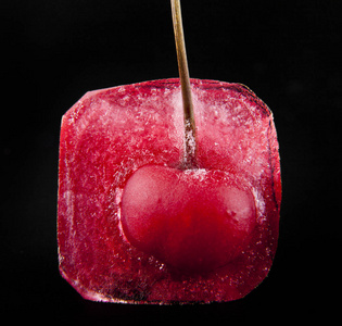 红樱桃是在冰