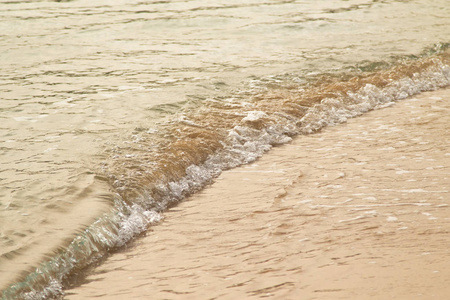 沙滩与平静的海浪