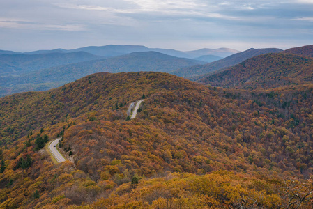 秋天颜色和蓝色山脊山从小石人峭壁, 在阿巴拉契亚的路线在雪兰国家公园, 弗吉尼亚