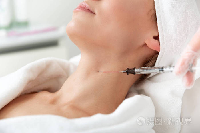 满意的妇女得到注射在颈部