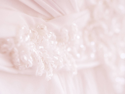 新娘的礼服与刺绣元素和珠子。新娘传统象征婚礼仪式的装饰品
