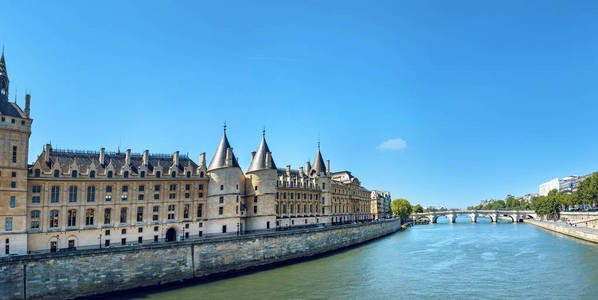 在塞纳河上的锥形炮塔的礼宾房, 巴黎, 法国