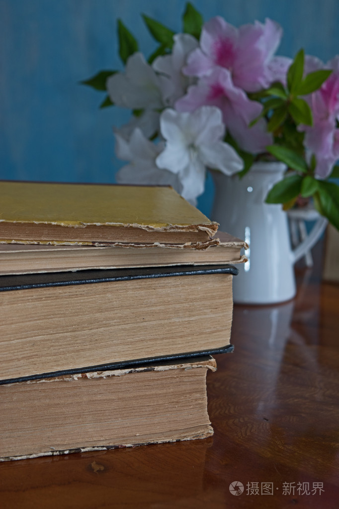 木制的桌子上的书堆芙蓉