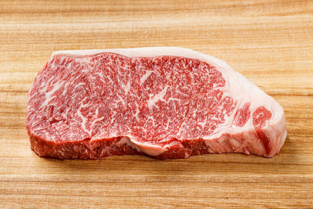 关闭了神户牛排 striploin 在砧板上