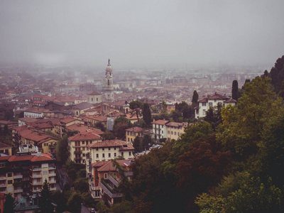 雾天在贝加莫, 意大利