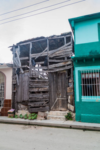 古巴马坦萨斯的各种失修的房屋