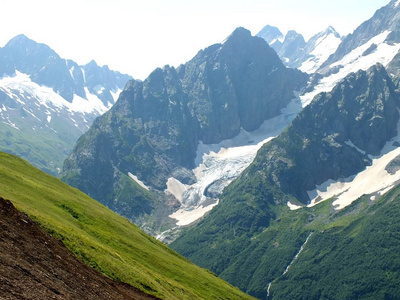 Elbrus 附近的山地景观