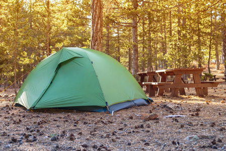 在森林里的小帐篷