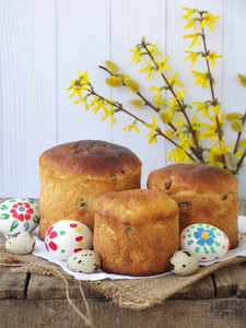 复活节的甜面包 经纪人和鸡蛋木制背景组成。正统的库利希。假期早餐与文本的空间概念
