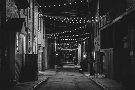 在马里兰州巴尔的摩的屠夫山, 晚上教堂街的弦灯