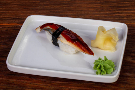 日本传统寿司配鳗鱼