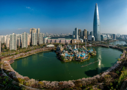 首尔市区的城市天际线上有樱花, seokchon 湖上的摩天大楼的鸟瞰图