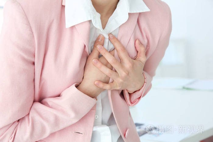 患有胸部疼痛的女人