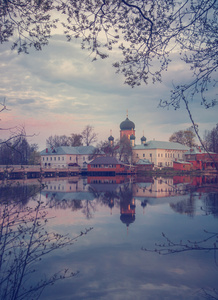 美丽的风景。俄罗斯东正教会在日落时。拱门