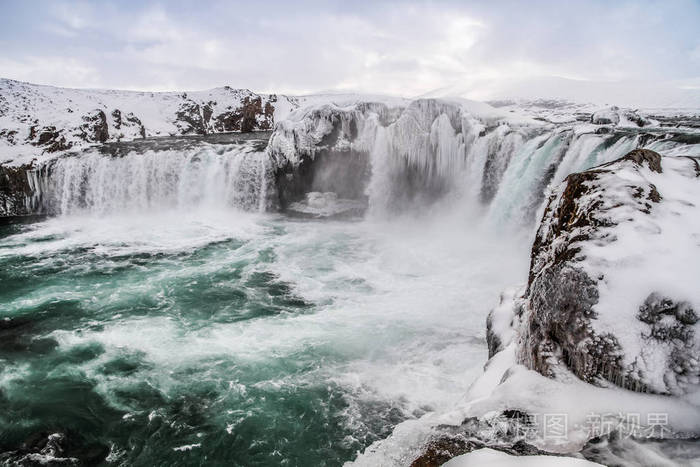 Godafoss, 冰岛最著名的瀑布之一。Godafoss 覆盖在雪地和冰上。Godafoss, 或 神的瀑布, 冰岛最美丽