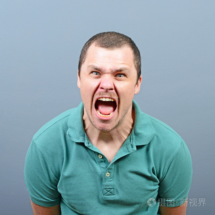 生气的人尖叫在灰色背景下的肖像