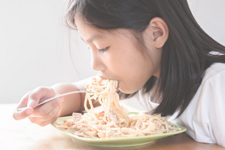 亚洲儿童吃意大利面图片