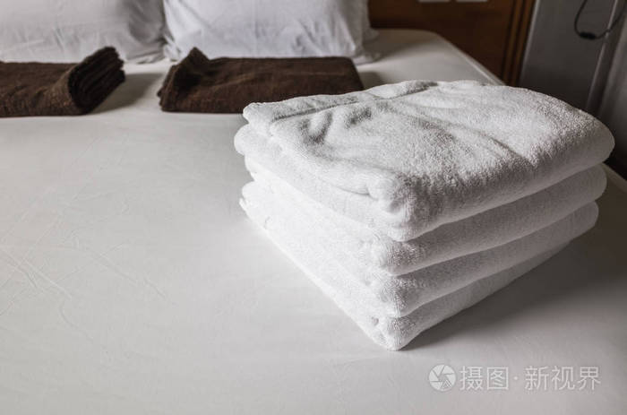 房间床上的毛巾