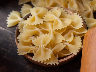 木质背景干 farfalle 膏