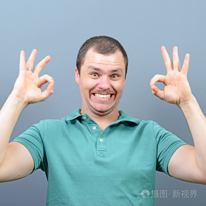 男人出现了拇指或 ok 的手势,对灰色黑色的肖像