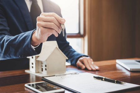 房地产经纪人销售经理在签订租赁租赁合同后, 对客户进行了备案, 有关