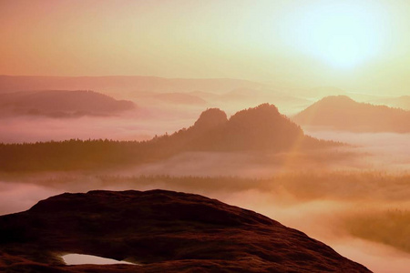 如梦似幻的朦胧景观。雄伟的山脉切灯光雾。深深的山谷充满了五颜六色的雾和岩石的小山都坚持太阳。秋季清晨壮丽