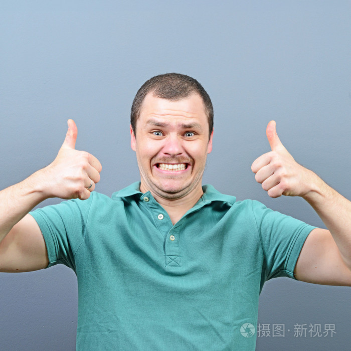 男人出现了拇指或 ok 的手势,对灰色黑色的肖像