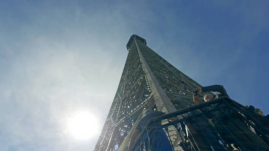 蓝天背景下的埃菲尔铁塔顶峰