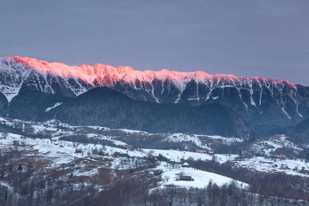 美丽的冬天山风景与雪花在寒冷的冬天的一天。喀尔巴阡野生山。罗马尼亚。Holbav。麸皮。布拉索夫。罗马尼亚。噪音小。丰富多彩的冬