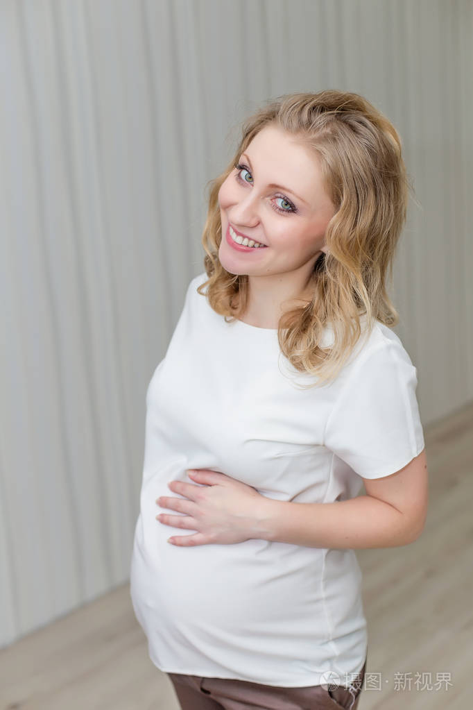 美丽的怀孕女孩等待宝贝