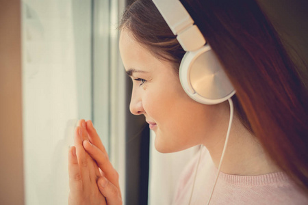 年轻女人享受音乐的耳机在家里放松