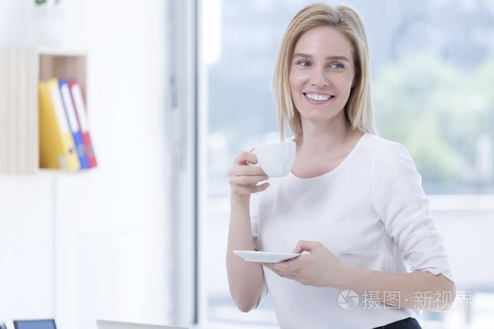 女商人在办公室喝咖啡