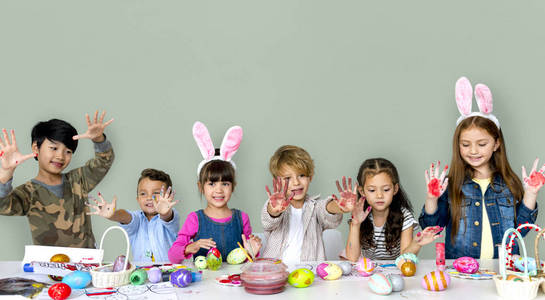 可爱的孩子准备复活节