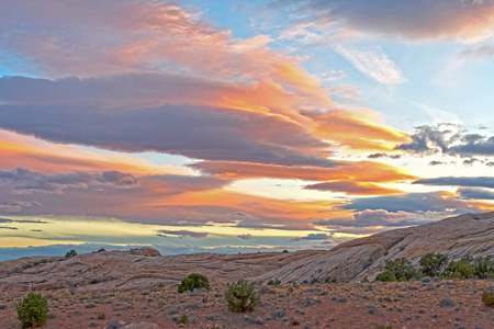 犹他州的寺庙山地荒野中的红岩国家五颜六色的夕阳云