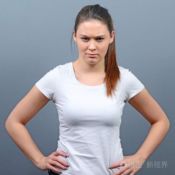 灰色背景的疯女人的画像