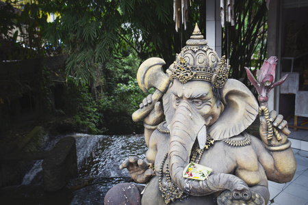 印度尼西亚巴厘岛的动物神和巴厘岛神话神的雕刻