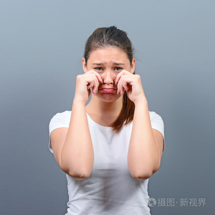女人哭,擦干眼泪灰色背景