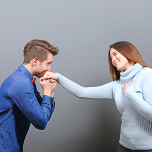 欧美绅士头像男男人亲吻女人的手,作为一位绅士照片