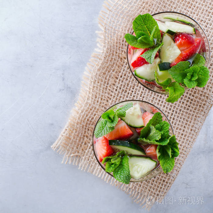 黄瓜草莓薄荷注入的淡水排毒喝鸡尾酒柠檬水
