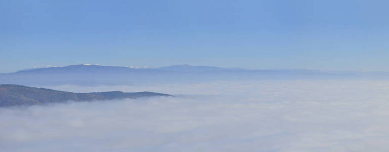 雾和云山谷景观的全景。雾蒙蒙的森林在早晨